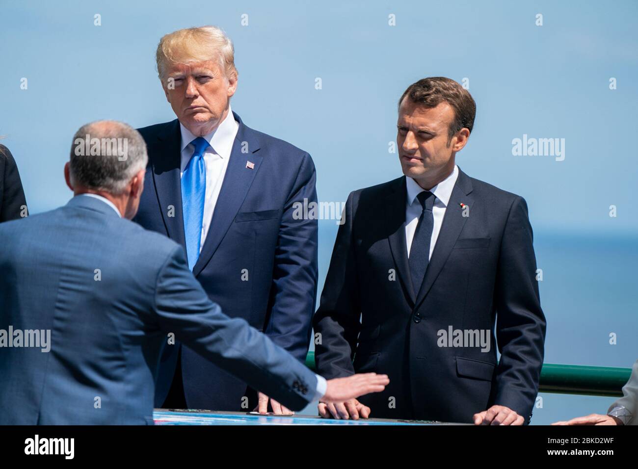 Il presidente Donald J. Trump e il presidente francese Emmanuel Macron guardano una mappa dell'invasione del D-Day da un punto di vista al cimitero americano della Normandia Giovedì 6 giugno 2019, durante la 75a commemorazione del D-Day in Normandia, Francia. Presidente Trump al DDay75 Foto Stock