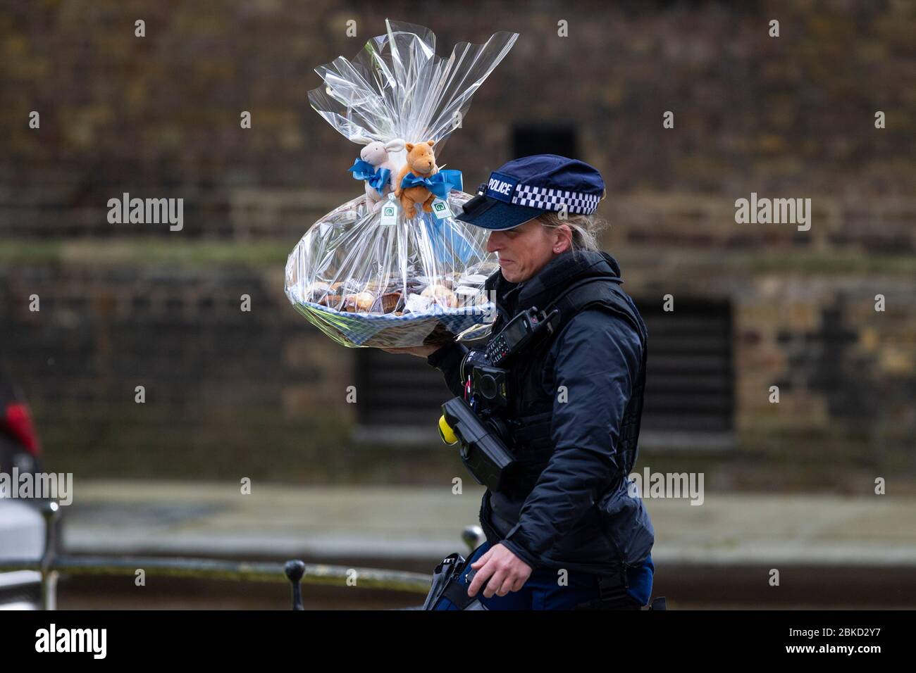 Regali consegnati a No.10 Downing Street per congratularmi con il primo ministro britannico e la sua fidanzata Carrie Symonds con la nascita del loro figlio Wilfred, Regno Unito Foto Stock