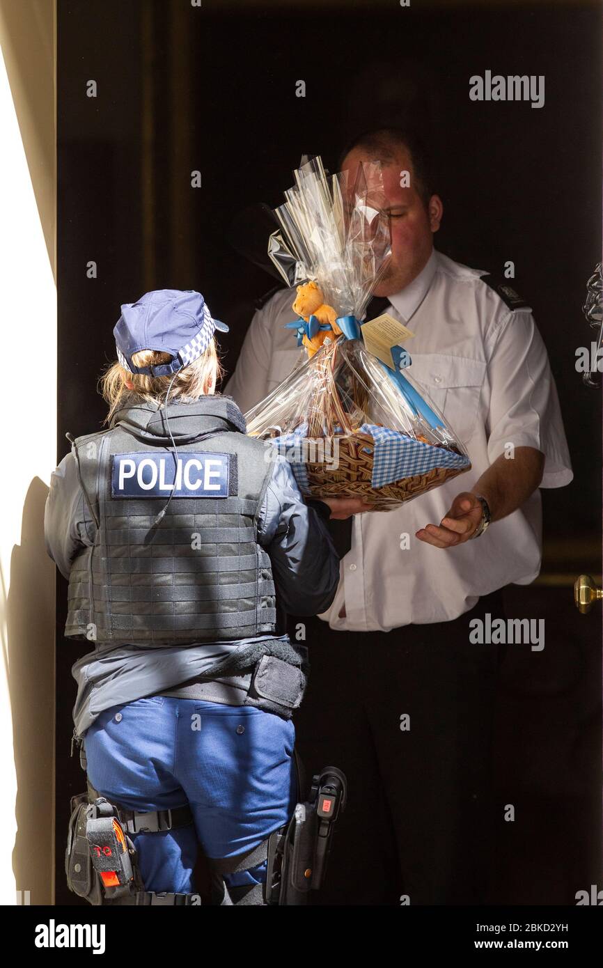 Regali consegnati a No.10 Downing Street per congratularmi con il primo ministro britannico e la sua fidanzata Carrie Symonds con la nascita del loro figlio Wilfred, Regno Unito Foto Stock