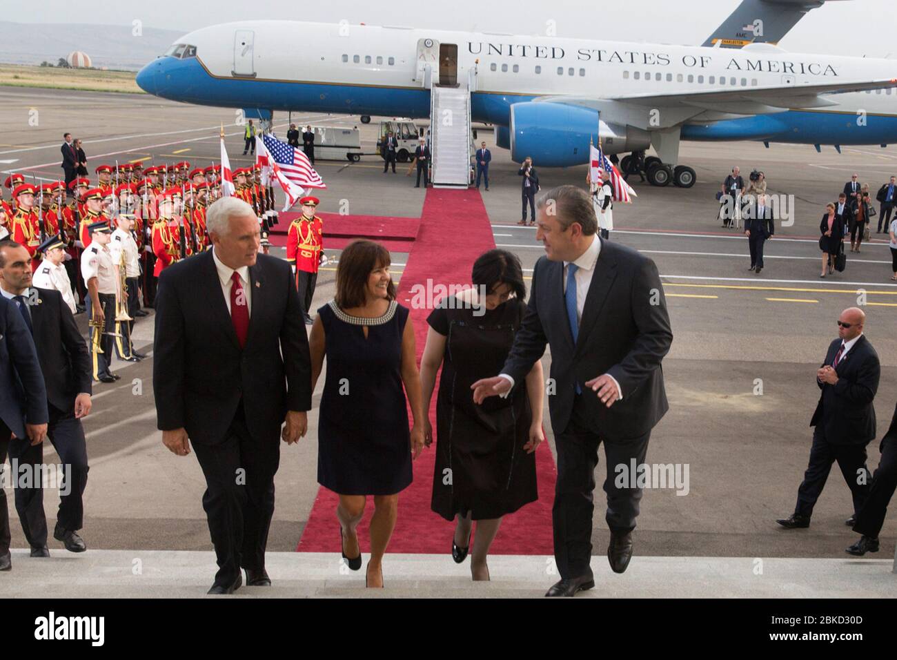 Il 31 luglio 2017, il vicepresidente Mike Pence e sua moglie Karen Pence hanno incontrato il primo ministro georgiano Giorgi Kvirikashvili e Maia Tsinadze durante la loro visita a Tallinn, in Estonia, come parte del viaggio europeo di Pence. Foto Stock
