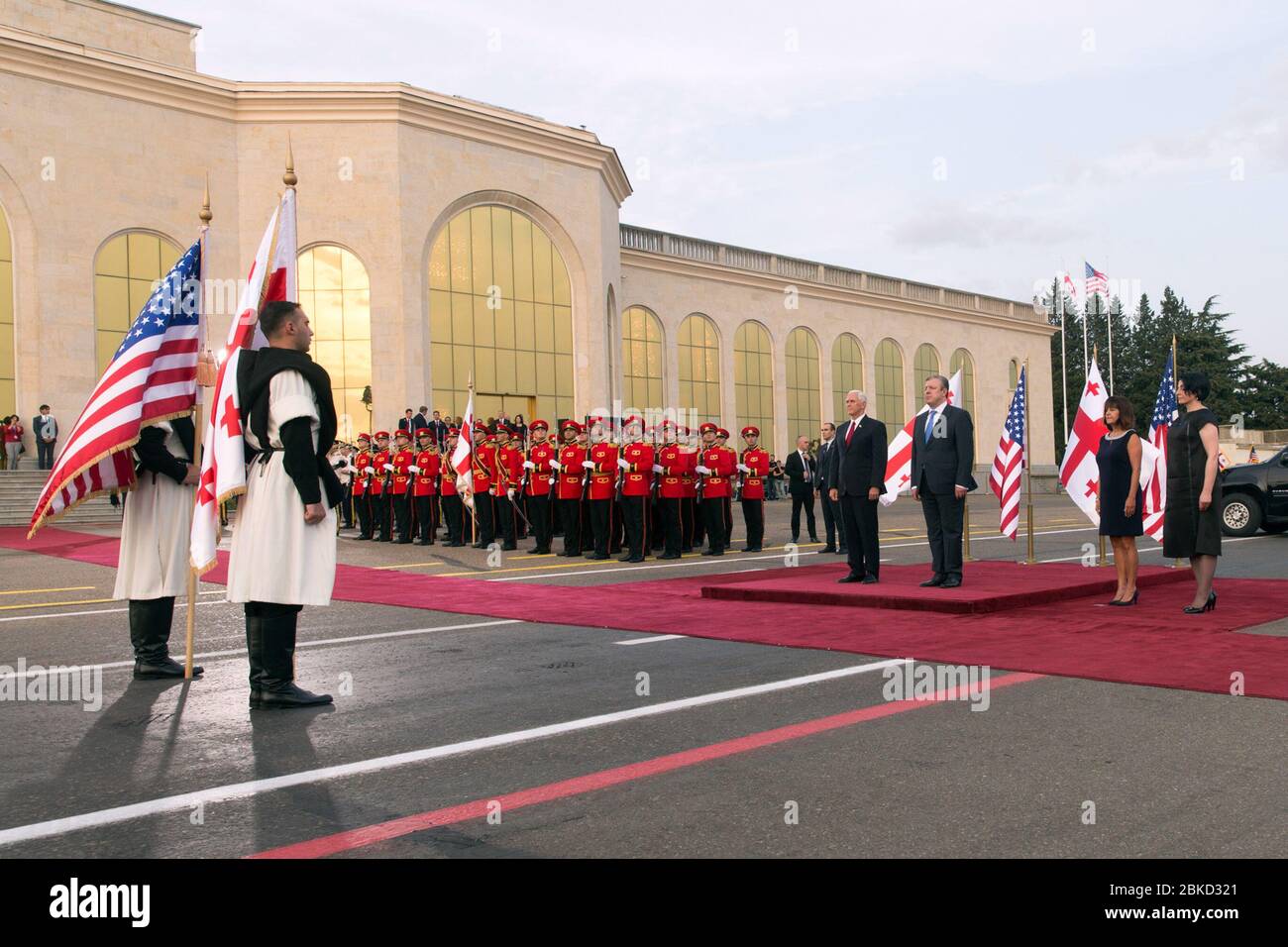 Il 31 luglio 2017, il vicepresidente Mike Pence visitò Tallinn, Estonia, insieme alla signora Karen Pence e al primo ministro georgiano Giorgi Kvirikashvili per rafforzare i legami diplomatici degli Stati Uniti con le nazioni europee. Foto Stock