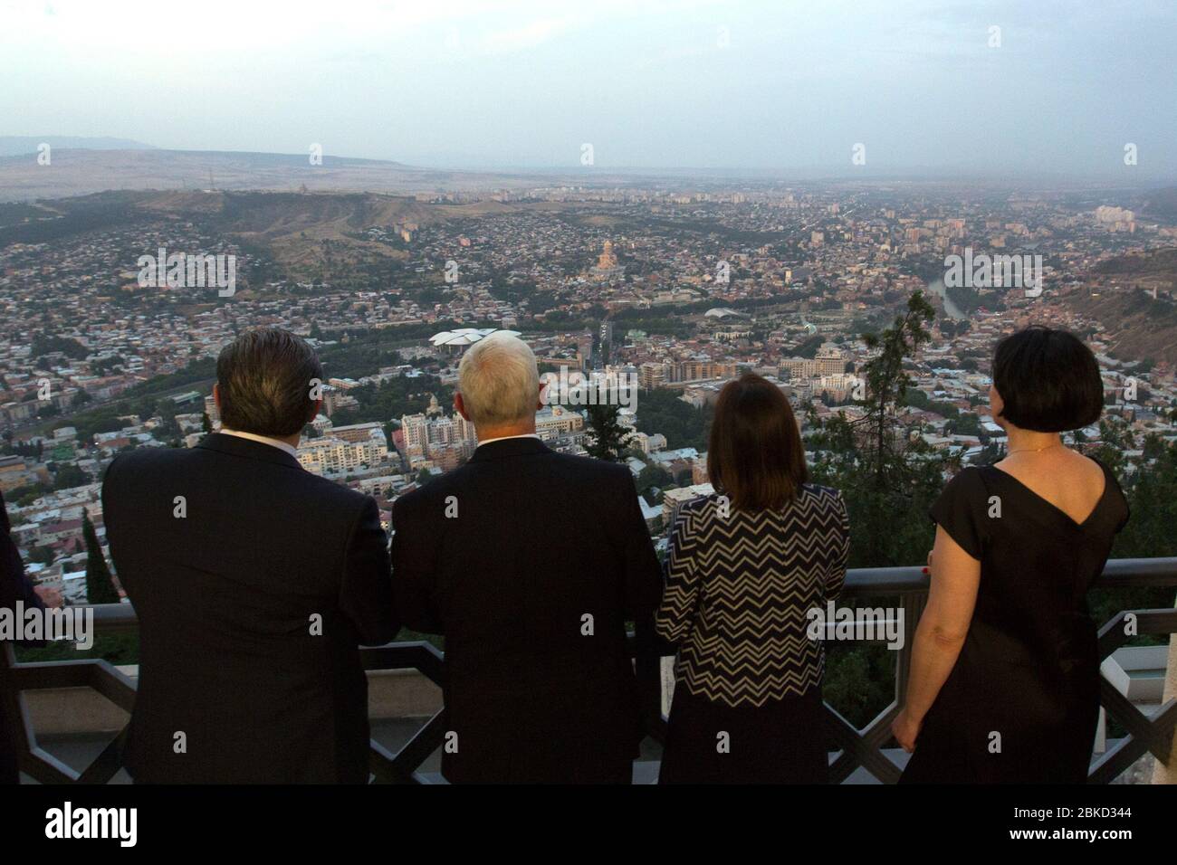 Il 31 luglio 2017, il vicepresidente Mike Pence e sua moglie Karen Pence hanno incontrato il primo ministro georgiano Giorgi Kvirikashvili e Maia Tsinadze durante il loro viaggio europeo a Tallinn, in Estonia. Foto Stock