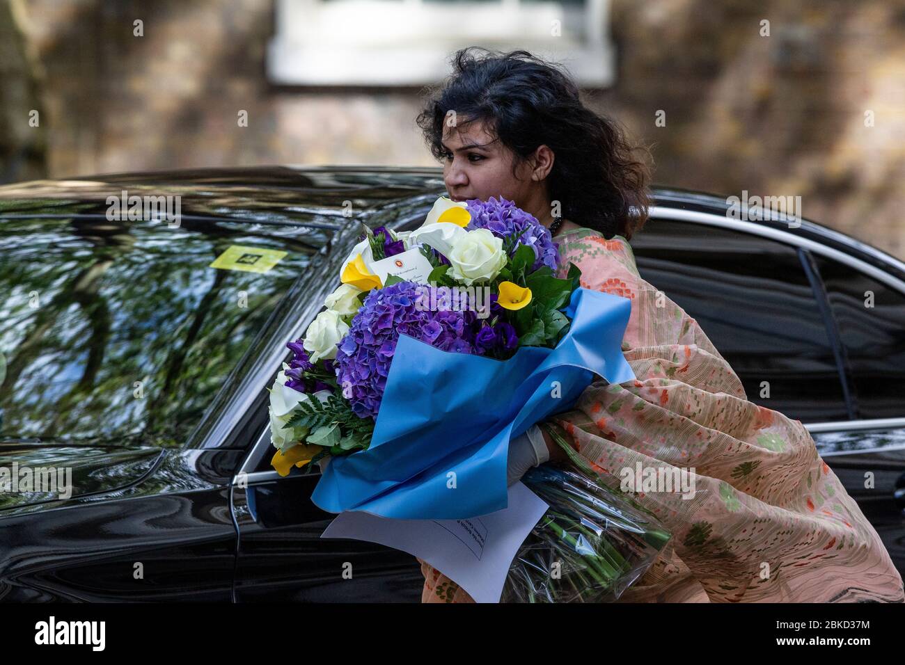 I fiori hanno trasportato al No.10 Downing Street per complimentarsi con il primo ministro britannico ed il suo fidanzato Carrie Symonds con la nascita del loro figlio Wilfred, Regno Unito Foto Stock