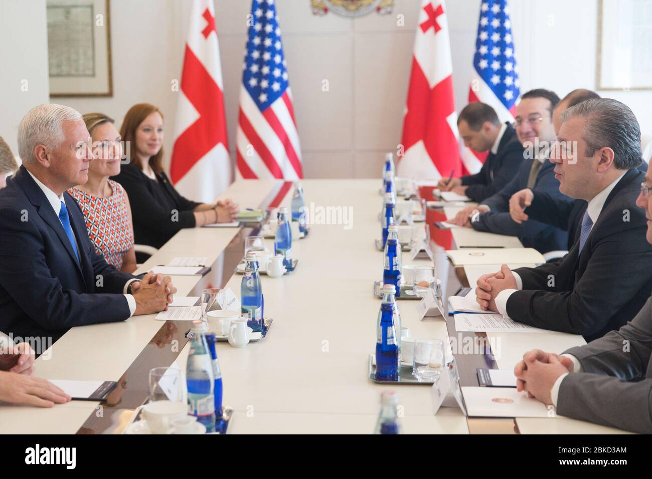 Il 1° agosto 2017, il vicepresidente Mike Pence incontra il primo ministro georgiano Giorgi Kvirikashvili durante il suo viaggio a Tallinn, Estonia, nell'ambito della sua visita diplomatica europea. Foto Stock