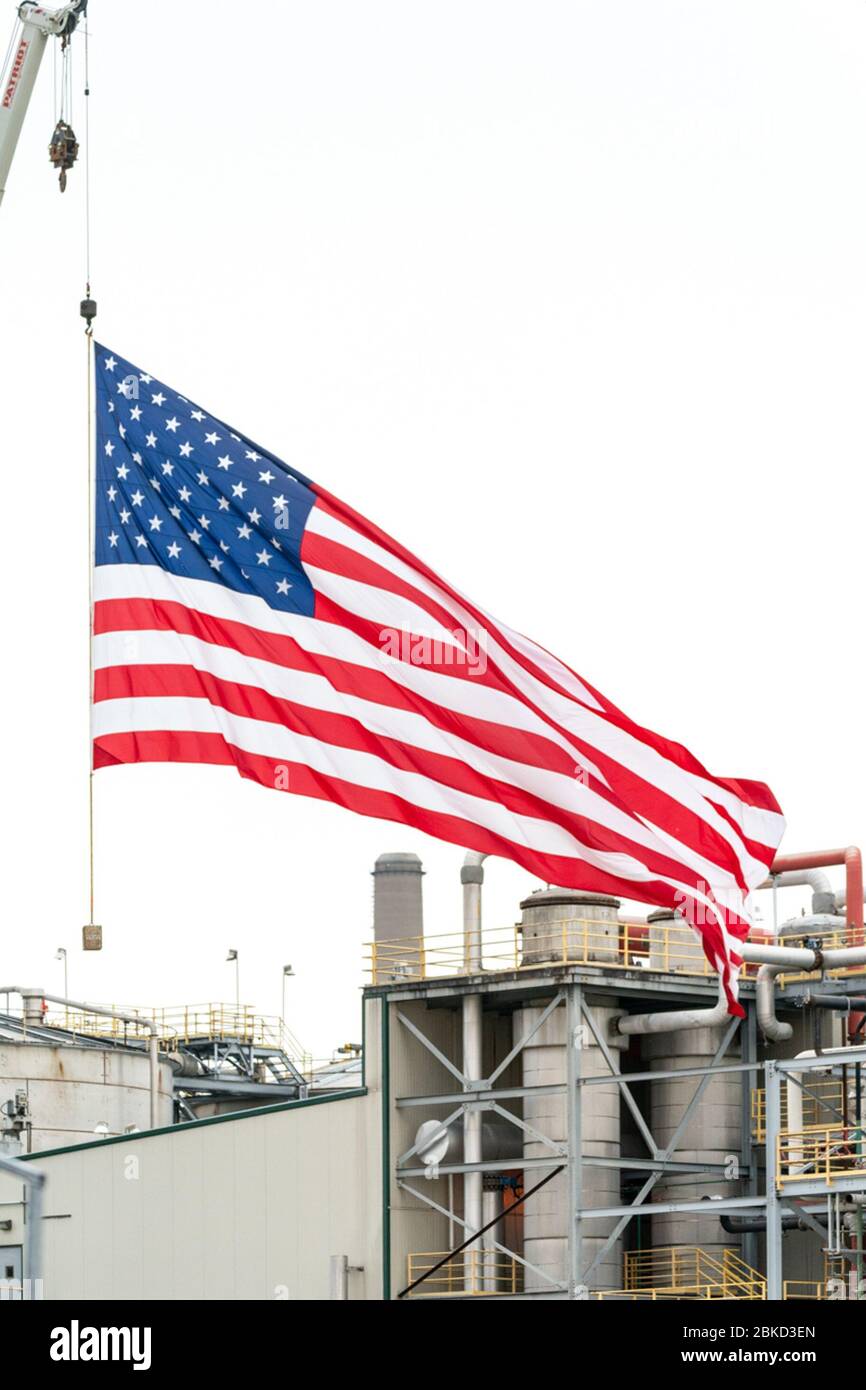 L'11 giugno 2019, una grande bandiera degli Stati Uniti è stata esposta presso la struttura Southwest Iowa Renewable Energy a Council Bluffs, Iowa, durante la visita del presidente Trump nello stato. Foto Stock