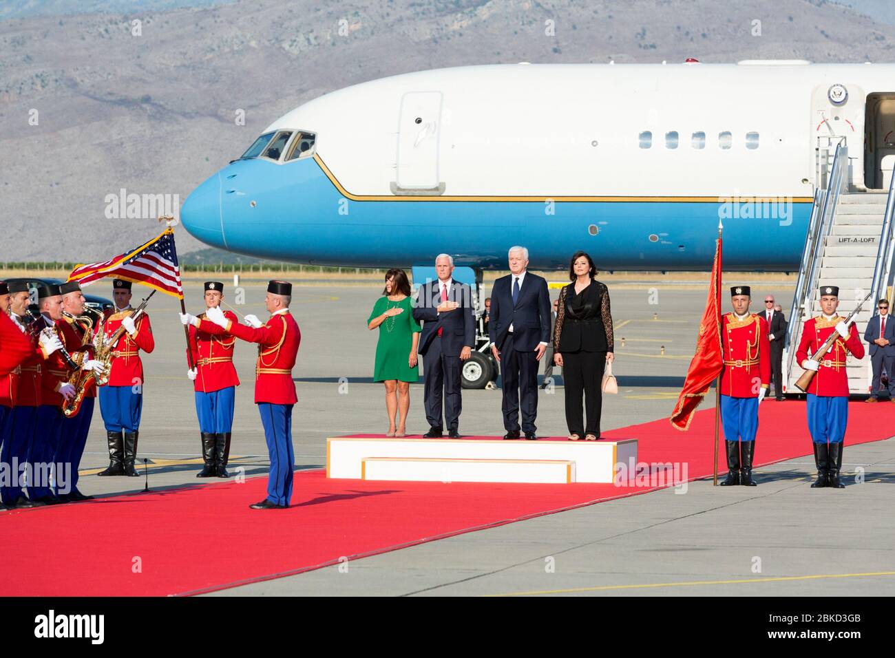 Il vicepresidente Mike Pence e la signora Karen Pence incontrano il primo ministro montenegrino Dusko Markovic e sua moglie Nata Markovic durante la loro visita a Podgorica, in Montenegro, il 1° agosto 2017, per rafforzare le relazioni tra Stati Uniti e Montenegro. Foto Stock