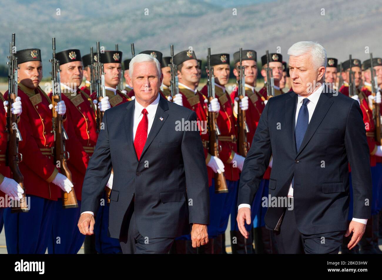 Il 1 agosto 2017, il vicepresidente Mike Pence ha incontrato il primo ministro montenegrino Dusko Markovic a Podgorica, in Montenegro. Il loro incontro si è concentrato sul rafforzamento delle relazioni bilaterali e sulla discussione della cooperazione NATO tra Stati Uniti e Montenegro. Foto Stock