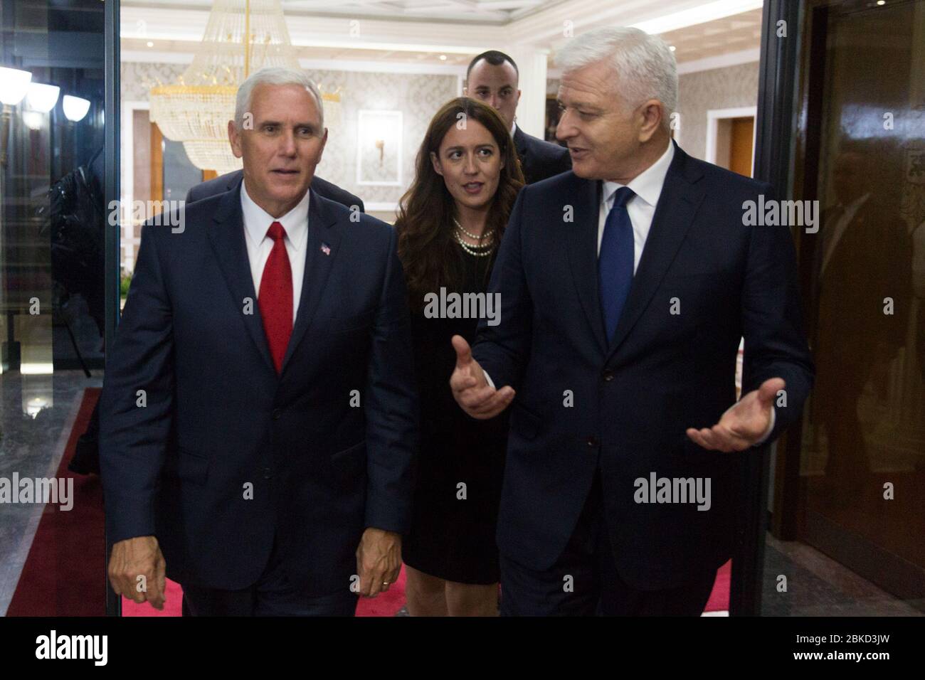 Il 1 agosto 2017, il vicepresidente Mike Pence ha incontrato il primo ministro montenegrino Dusko Markovic durante il suo viaggio in Europa, rafforzando i legami diplomatici tra Stati Uniti e Montenegro. Foto Stock