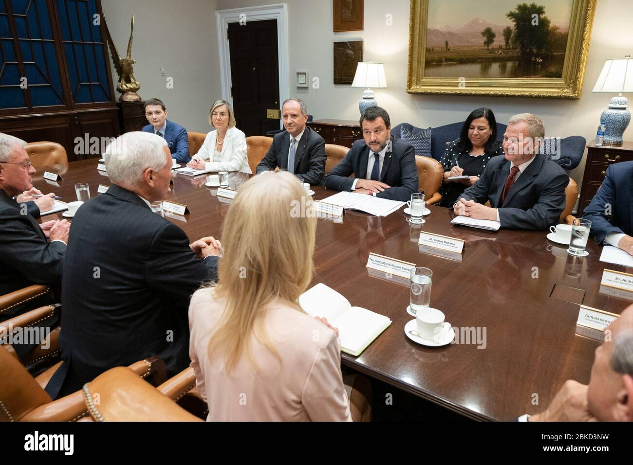 Il 17 giugno 2019, il vicepresidente Mike Pence ha incontrato il vice primo ministro italiano Matteo Salvini nella sala Roosevelt della Casa Bianca. L'incontro si è concentrato sulle relazioni USA-Italia e sulle preoccupazioni globali condivise. Foto Stock