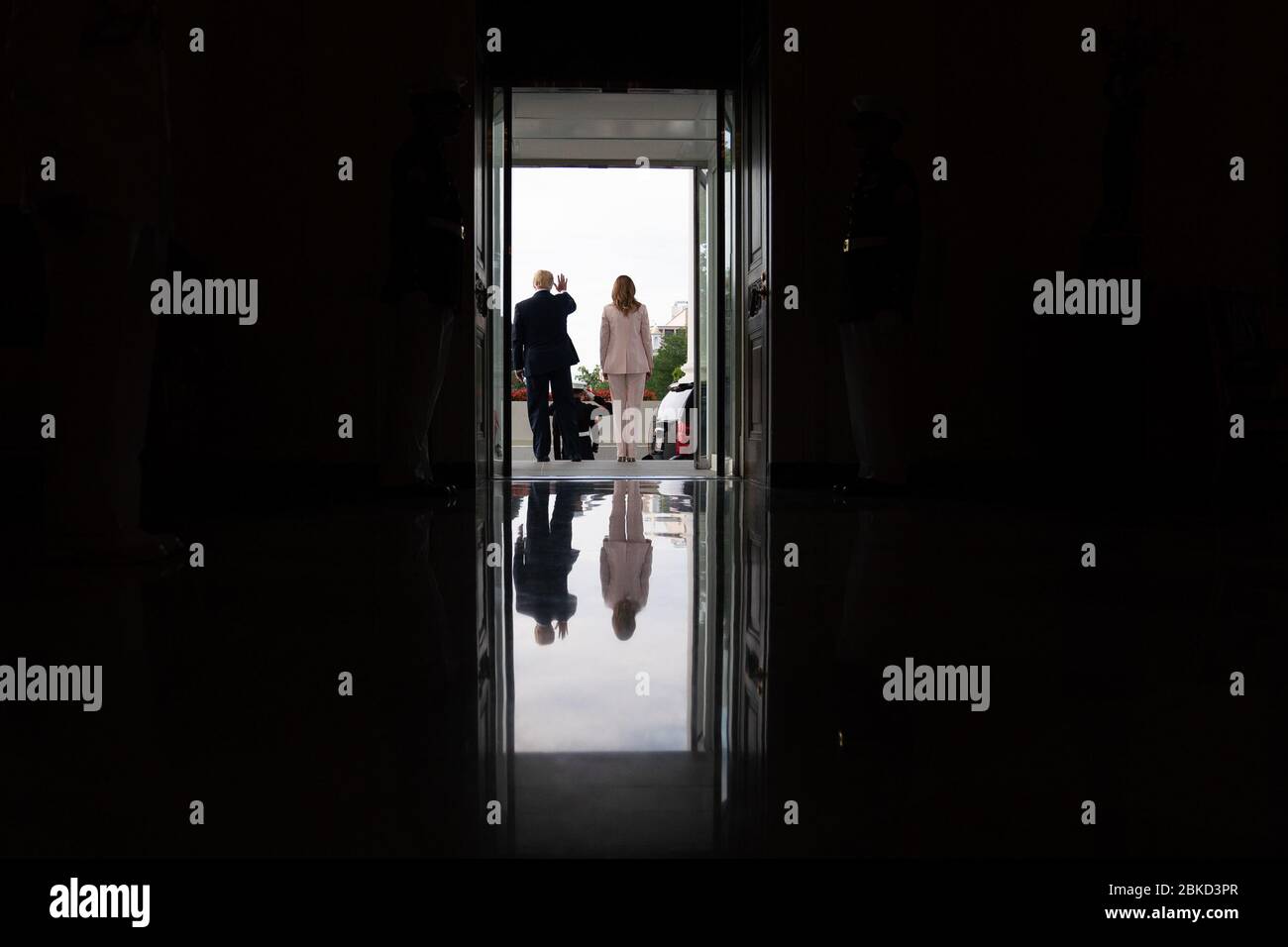 Il 12 giugno 2019, il presidente Donald J. Trump e la First Lady Melania Trump salutarono il presidente polacco Andrzej Duda e sua moglie al Portico Nord della Casa Bianca, a seguito di una visita che rafforzò le relazioni tra Stati Uniti e Polonia. Foto Stock