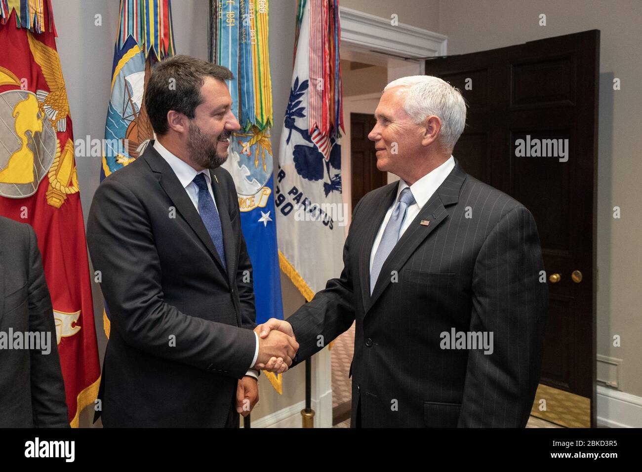 Il Vice Presidente Mike Pence incontra il Vice Presidente del Consiglio d'Italia Matteo Salvini nella Sala Roosevelt della Casa Bianca lunedì 17 giugno 2019 il Vice Presidente Pence incontra il Vice Presidente del Consiglio italiano Foto Stock
