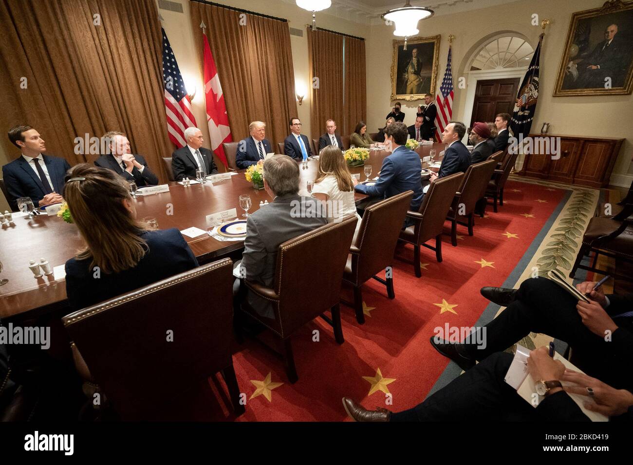 Il 20 giugno 2019, il presidente Donald J. Trump, insieme al vicepresidente Mike Pence, ha ospitato il primo ministro canadese Justin Trudeau per un esteso pranzo di lavoro bilaterale alla Casa Bianca, discutendo le relazioni tra Stati Uniti e Canada e le principali questioni globali. Foto Stock