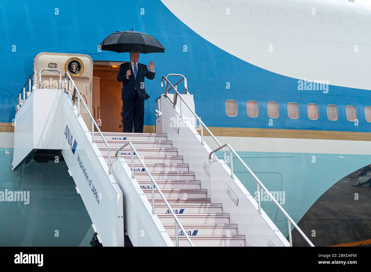 Il presidente Donald J. Trump disimbarca l'aeronautica militare uno, giovedì 27 giugno 2019, al suo arrivo all'aeroporto internazionale di Osaka, per partecipare al vertice del G20 di Osaka, in Giappone. Il presidente Trump arriva a Osaka Foto Stock