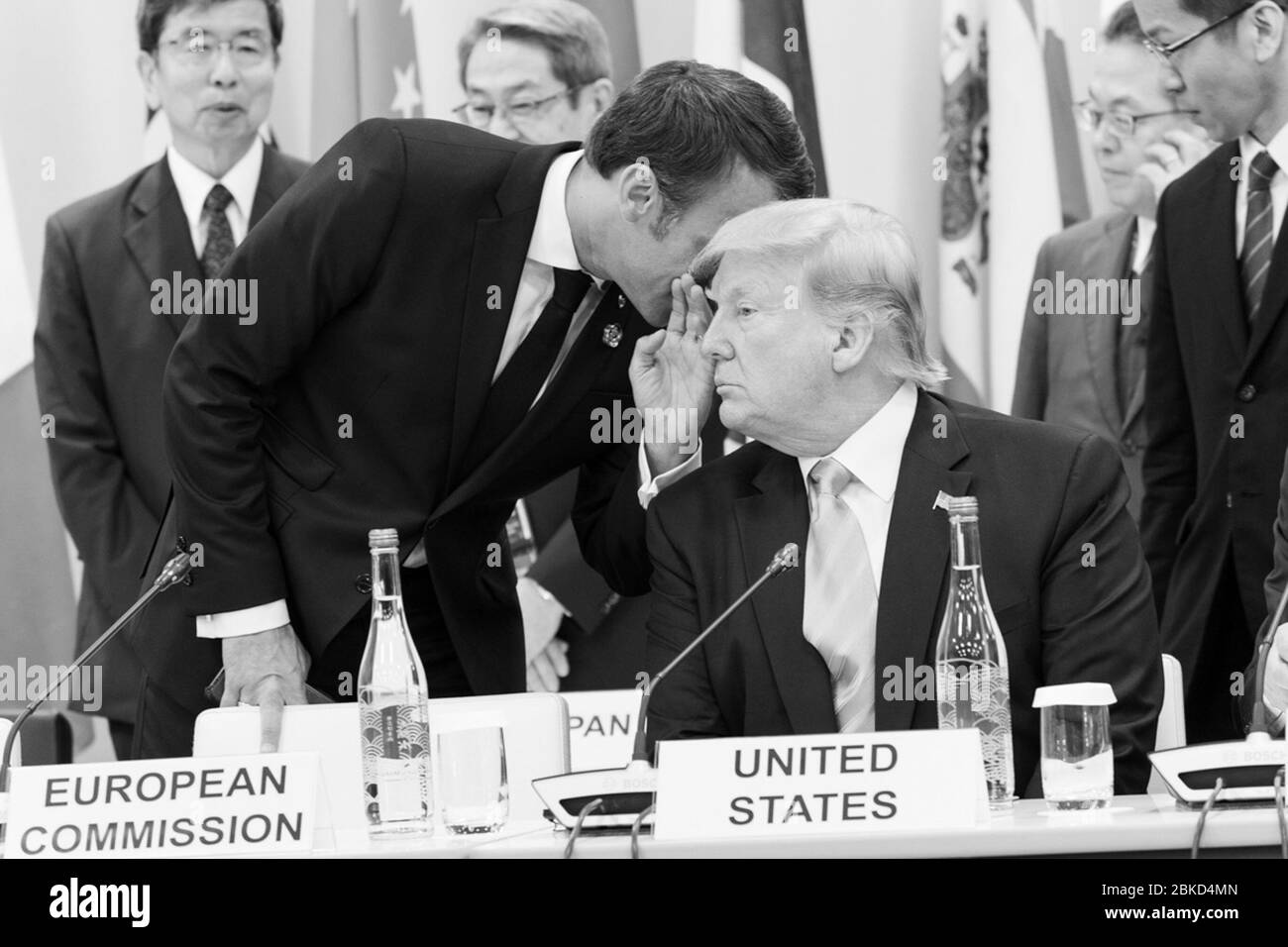 Il presidente Donald Trump ascolta mentre il presidente francese Emmanuel Macron parla con lui durante il G20 Leaders Special Event on the Digital Economy di Osaka, Giappone, il 28 giugno 2019. Foto Stock