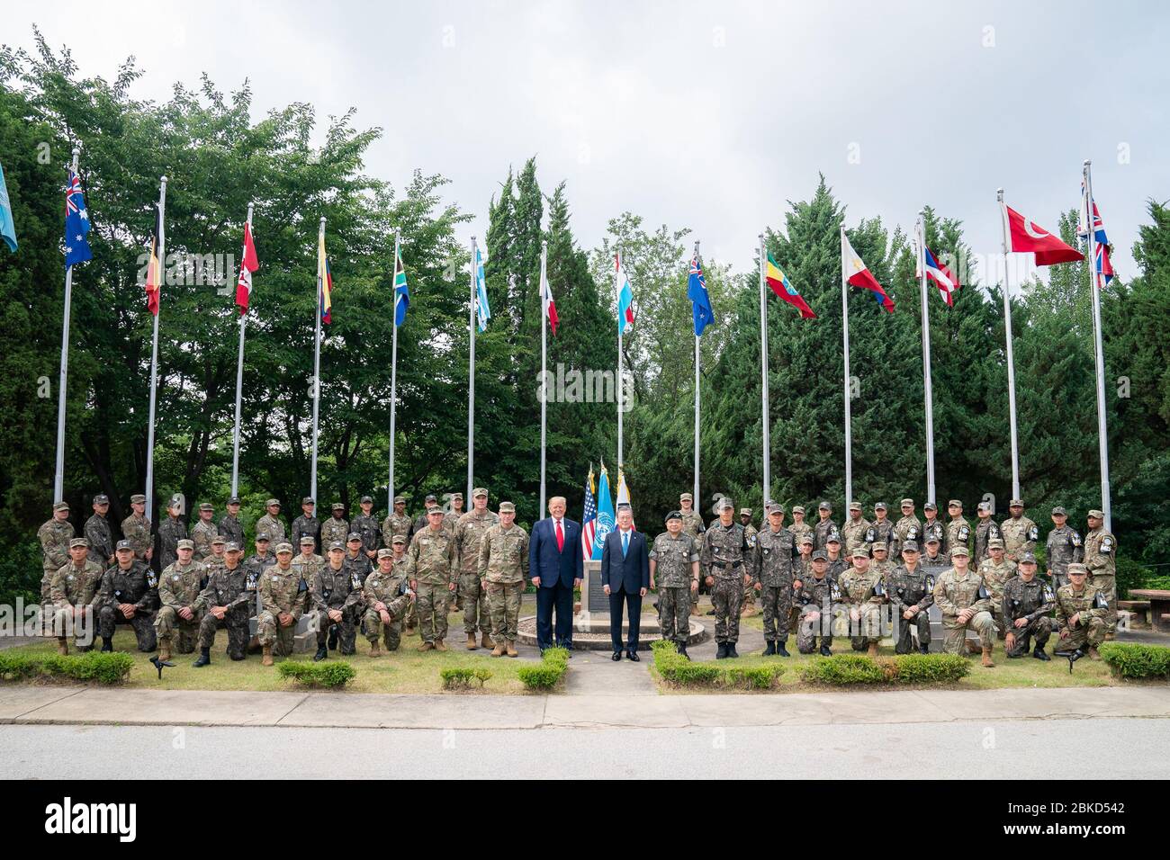 Il 30 giugno 2019, il presidente Donald J. Trump e il presidente sudcoreano Moon Jae-in visitano il personale militare statunitense e sudcoreano nella zona demilitarizzata coreana, sottolineando la forte alleanza militare tra le due nazioni. Foto Stock