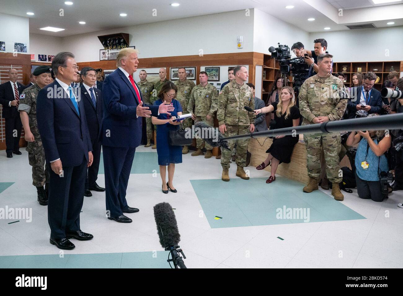 Il 30 giugno 2019, il presidente Donald Trump e il presidente sudcoreano Moon Jae-in visitano il personale militare statunitense e sudcoreano nella zona demilitarizzata coreana (DMZ), sottolineando la forte alleanza militare tra le due nazioni. Foto Stock