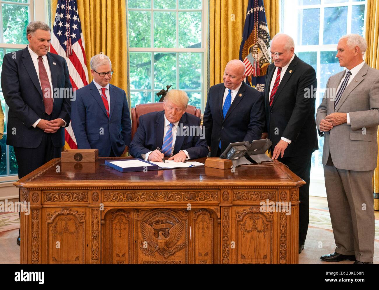 Il presidente Donald J. Trump ha Unito il vicepresidente Mike Pence, il rappresentante Patrick McHenry, il rappresentante Kevin Brady e il rappresentante Mike Kelly firmi H.R. 3151; il primo atto dei contribuenti lunedì 1 luglio 2019, presso l'Ufficio ovale della Casa Bianca. Il presidente Trump firma il S.R. 3151 Foto Stock