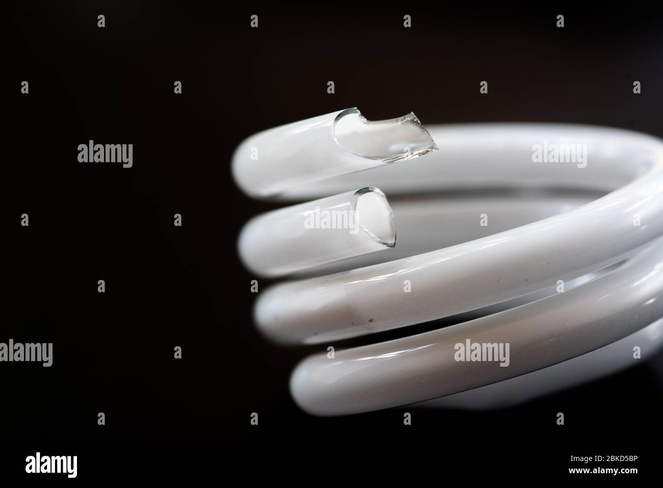 Macro di primo piano lampadina CFL rotta Foto Stock