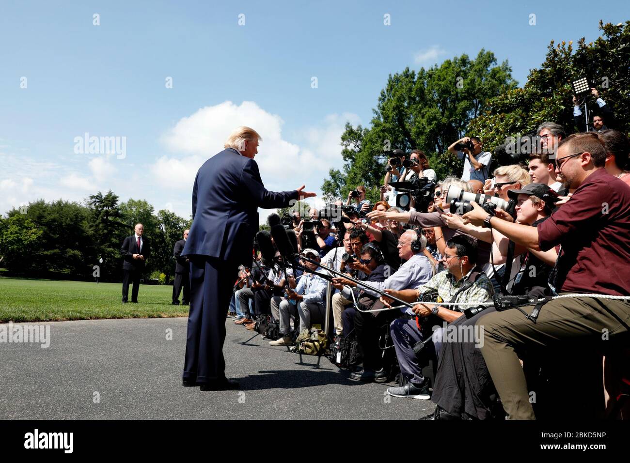 Il presidente Donald J. Trump parla ai giornalisti fuori dell'ingresso del portico meridionale della Casa Bianca Venerdì, 5 luglio 2019, prima di salire a bordo di Marine One per iniziare un viaggio di fine settimana a Bedminster, N.J. Il presidente Trump parla con i giornalisti Foto Stock