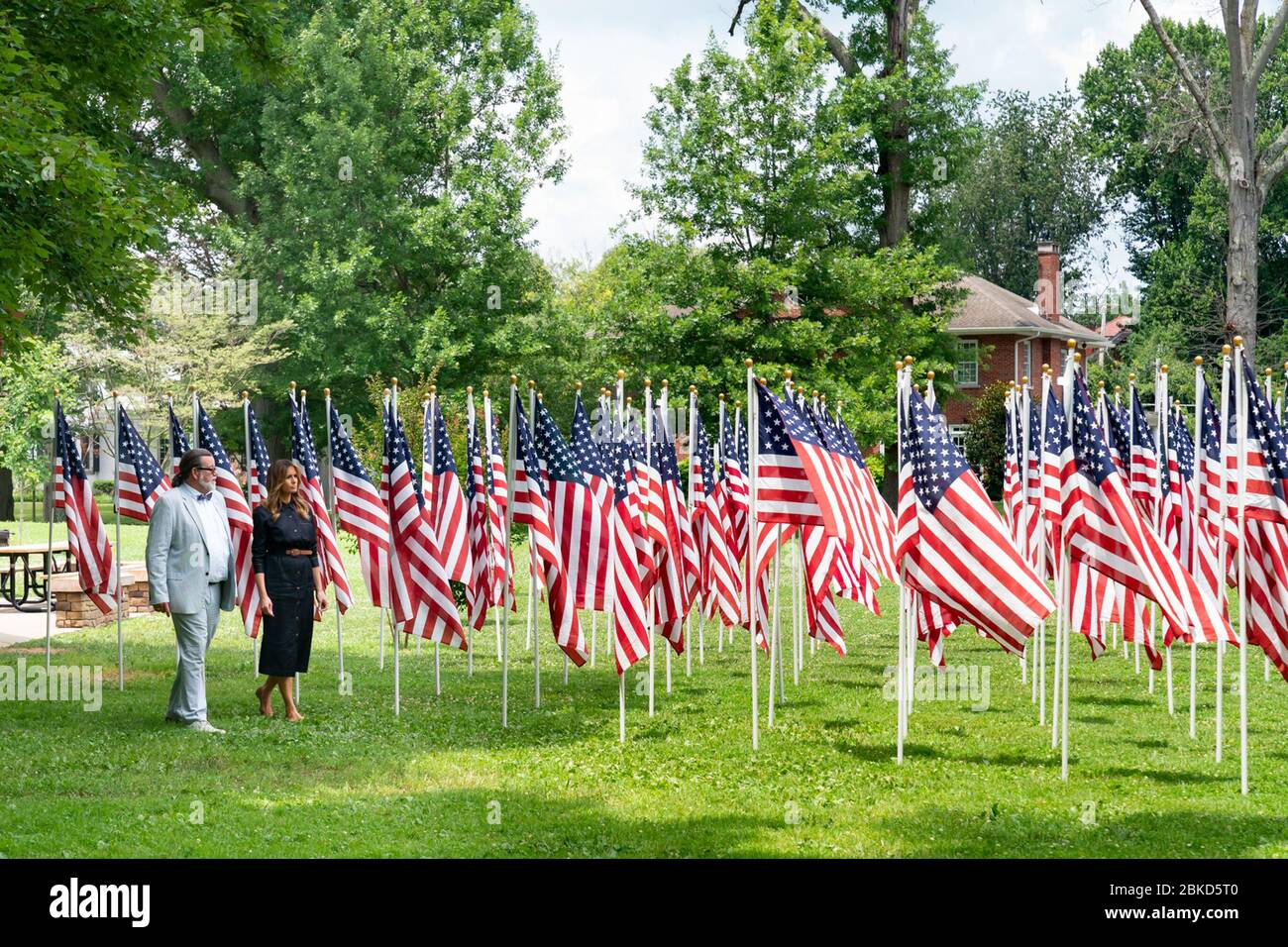 La First Lady Melania Trump ha visitato il Ritter Park a Huntington, Virginia Occidentale, l'8 luglio 2019, per vedere una mostra di 453 bandiere che rappresentano i bambini nel sistema di affidamento nella contea di Cabell. Foto Stock