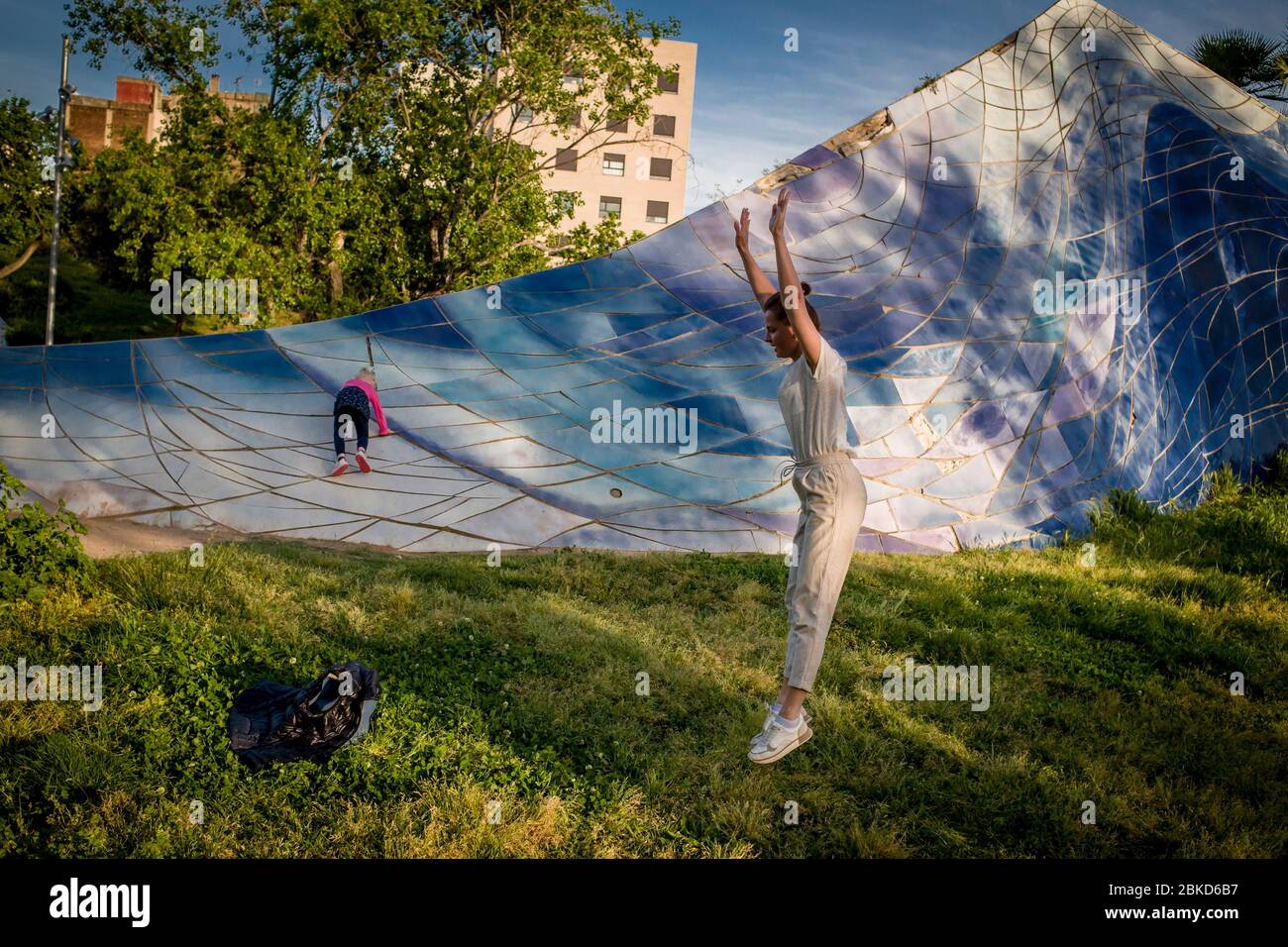 Barcellona, Catalogna, Spagna. 3 maggio 2020 - NATASHA, da Mosca, si esercita in un parco di Barcellona mentre sua figlia sale un muro. Natasha è arrivato due mesi fa dalla Russia a Barcellona ed è stato subito colpito dalla crisi pandemica e dal confinamento domestico. Dopo due mesi dice che ora comincia a conoscere la città. Dopo sei settimane di stretto blocco coronavirus, gli spagnoli sono autorizzati a fare passeggiate e impegnarsi in sport al di fuori delle loro case. Credit:Jordi Boixareu/Alamy Live News Foto Stock