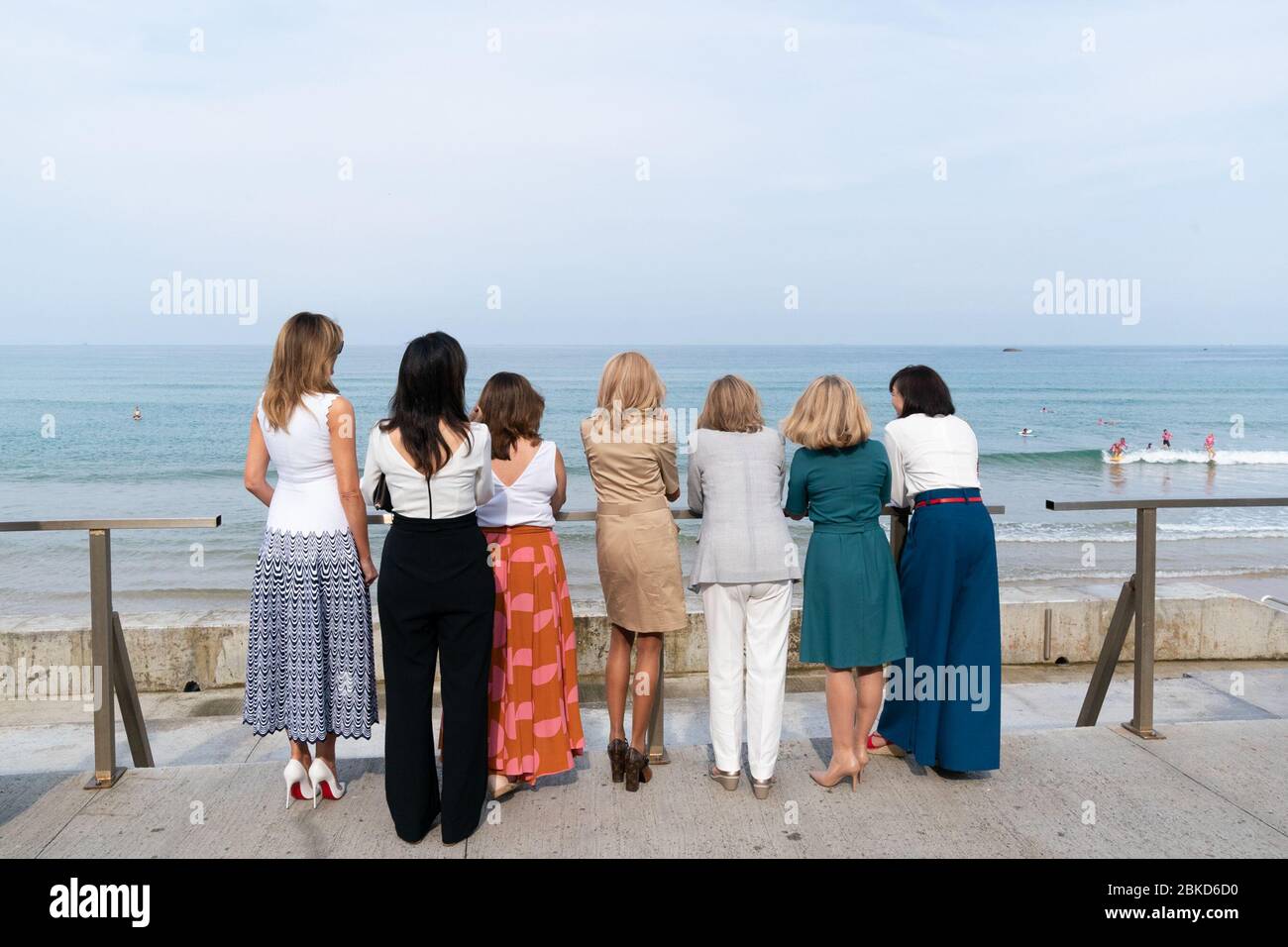 Il 26 agosto 2019, la First Lady Melania Trump ha partecipato a una manifestazione di surf insieme ai coniugi dei leader del G7 presso le Cotes des Basques Beach a Biarritz, in Francia, durante il summit del G7. Foto Stock