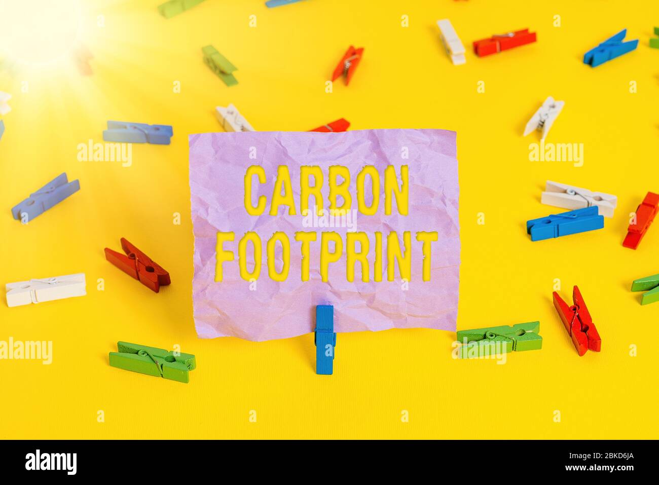 Testo di scrittura di parole Carbon Footprint. Foto di affari che mostra la quantità di biossido rilasciato atmosfera risultato di attività colorate clothespin carte emp Foto Stock