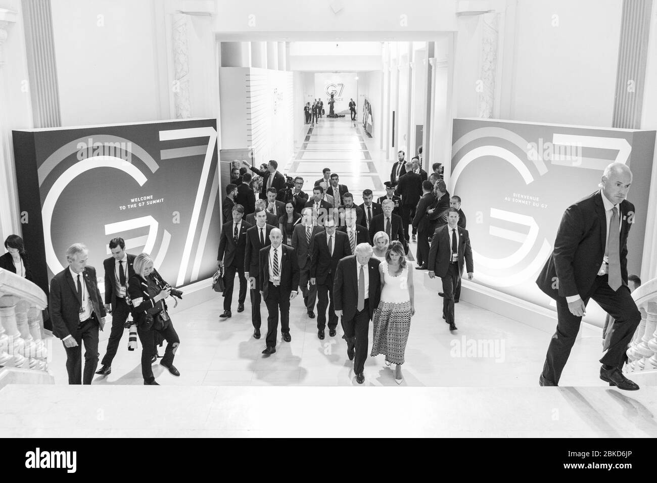 Il presidente Donald J. Trump, la prima signora Melania Trump e i membri senior del personale si discostano da una conferenza stampa del vertice del G7 con il presidente francese Emmanuel Macron lunedì 26 agosto 2019, al Centre de Congres Bellevue di Biarritz, Francia. N. G7Biarritz Foto Stock