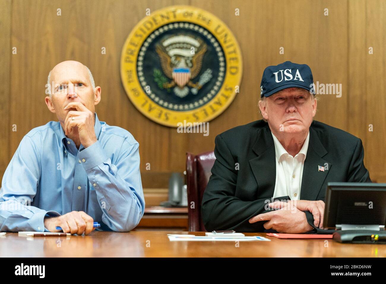 Il presidente Donald J. Trump, Unito dal senatore statunitense Rick Scott, R-Flat., riceve un aggiornamento briefing della Federal Emergency Management Agency (FEMA) sull'uragano Dorian mentre si avvicina alla terraferma degli Stati Uniti Sabato, 31 agosto 2019, a Camp David vicino Thurmont, Md.. Uragano Dorian Briefing a Camp David Foto Stock