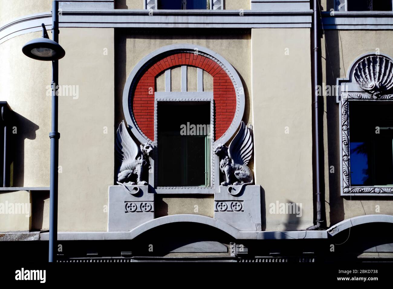 Elegante condominio, splendida facciata dell'edificio, centro città. Primo piano della finestra, dettaglio. Trieste, Friuli Venezia Giulia, Italia, Europa, UE Foto Stock