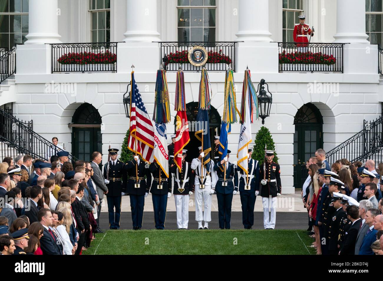 L'11 settembre 2019, una guardia colorata ha presentato i colori sul South Lawn della Casa Bianca durante un momento di silenzio per onorare le vittime degli attentati del 9/11. L'evento ha segnato il diciottesimo anniversario del tragico evento. Foto Stock