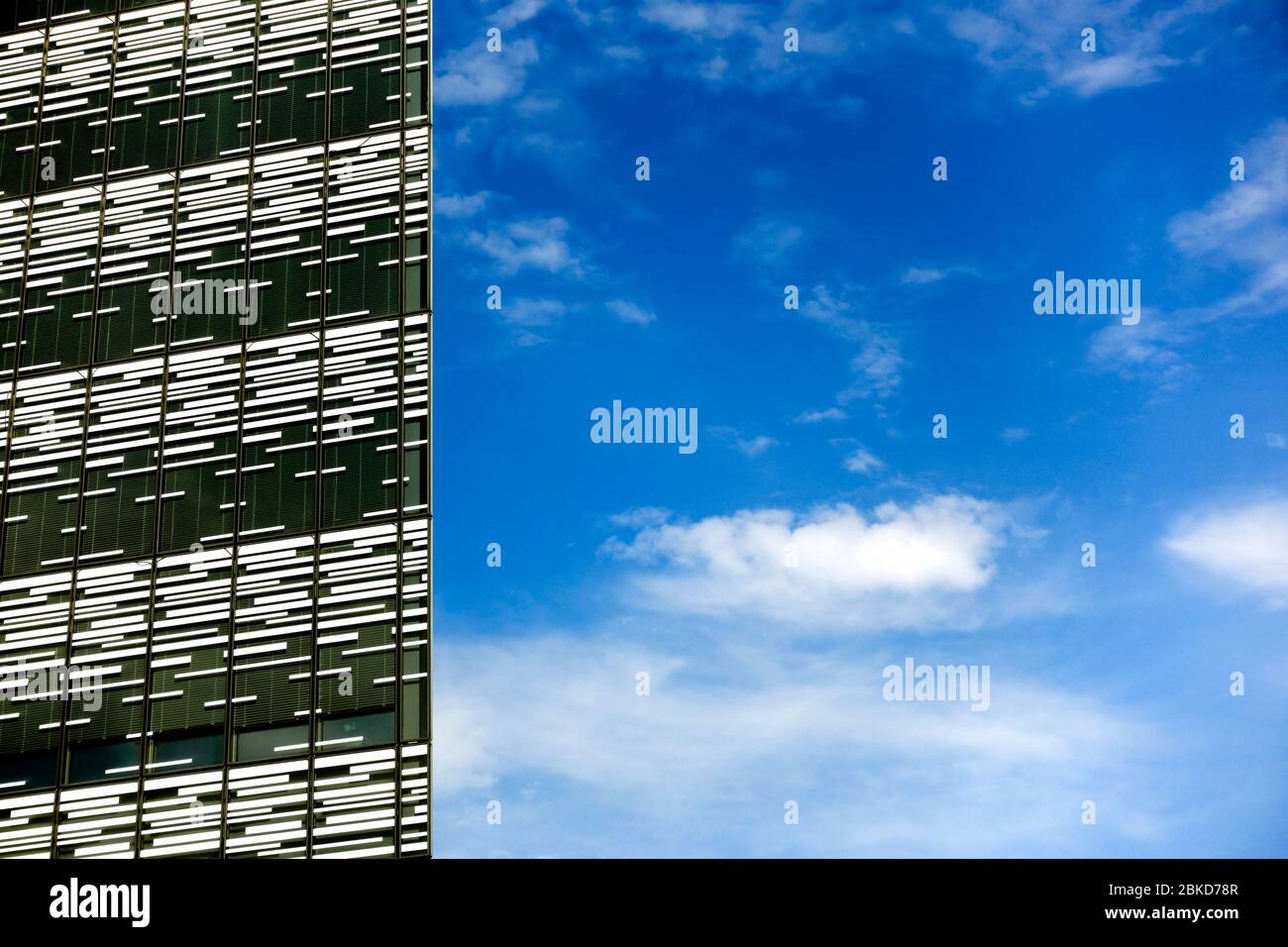 Edificio con grattacieli nel centro affari EDA. Nova Gorica Slovenia, Europa, UE. Nuvole cielo blu sfondo, copyspace. Foto Stock