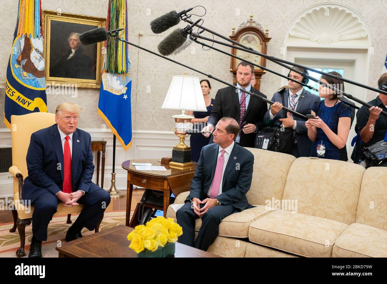 L'11 settembre 2019, il presidente Donald J. Trump, con il Commissario della FDA Norman Sharpless e il segretario della HHS Alex Azar, ha annunciato un piano per rimuovere rapidamente dal mercato i prodotti aromatizzati per sigarette elettroniche per affrontare le preoccupazioni per la salute pubblica. Foto Stock