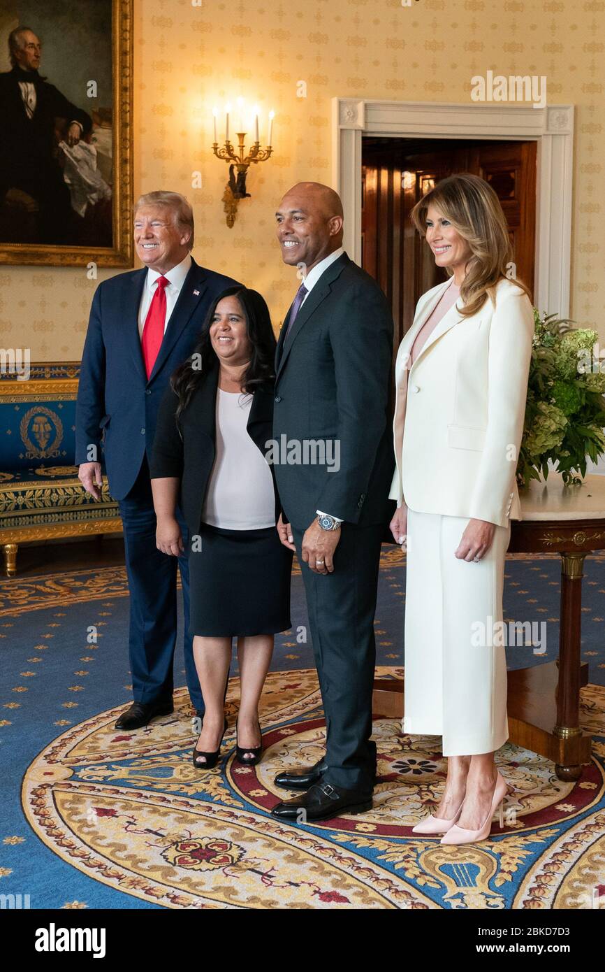 Il presidente Donald J. Trump e la prima signora Melania Trump posano per una foto con il ricevente della Medaglia presidenziale della libertà Mariano Rivera e sua moglie Clara Rivera lunedì 16 settembre 2019, nella stanza Blu della Casa Bianca. Mariano Rivera riceve la Medaglia della libertà Foto Stock