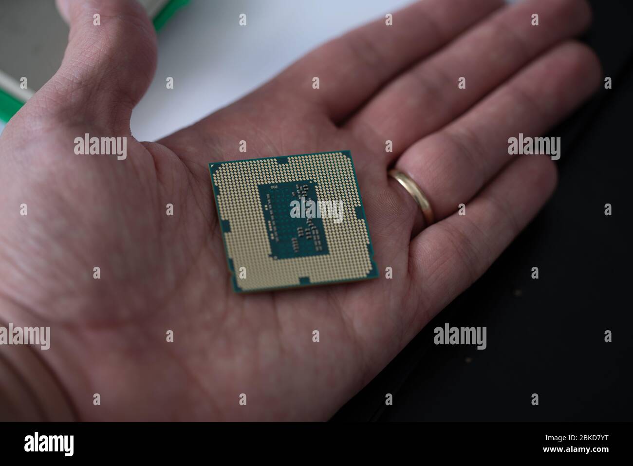 Il processore è un piccolo chip che risiede in computer e altri dispositivi elettronici Foto Stock