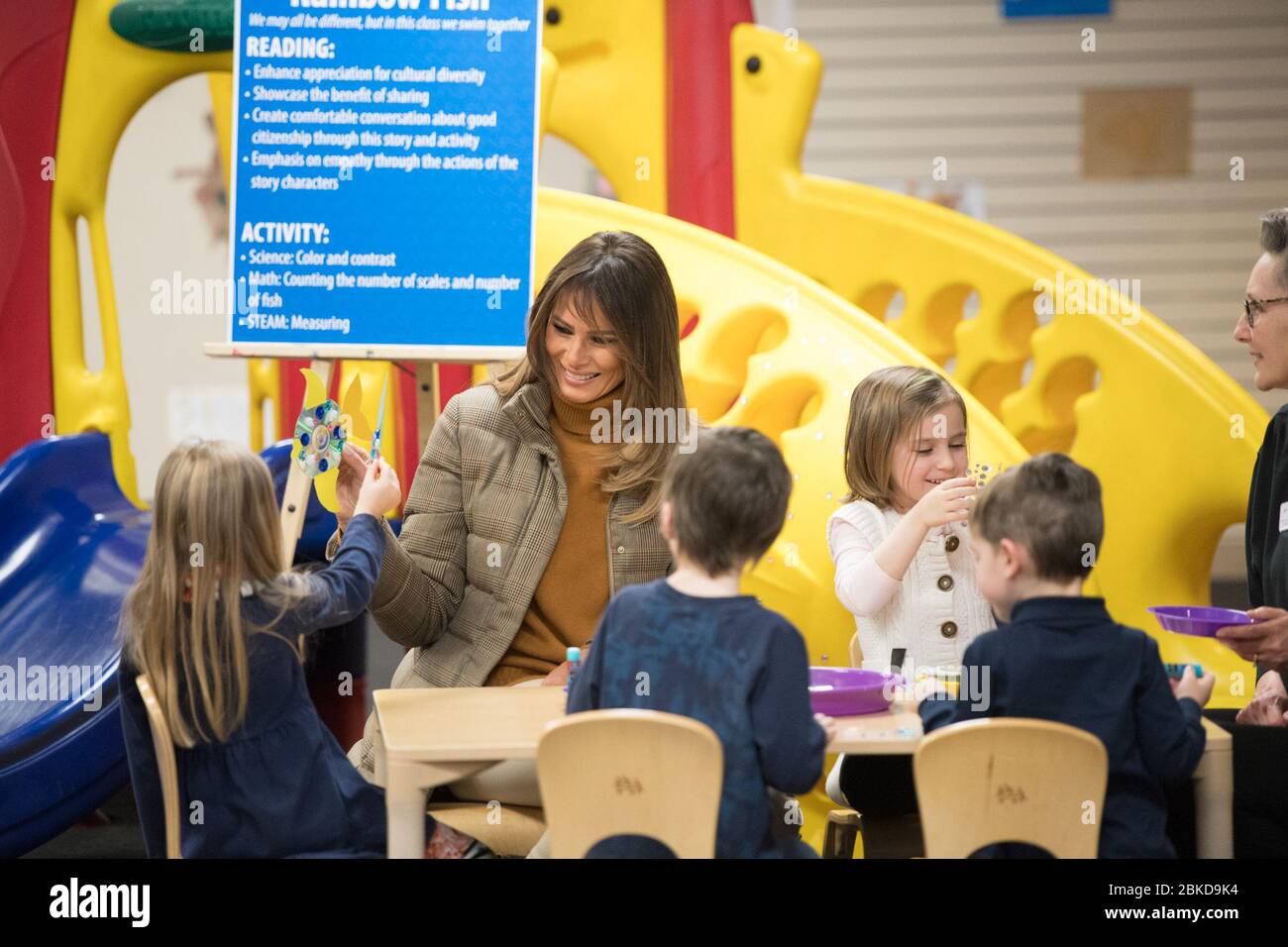 L'11 novembre 2017, la First Lady Melania Trump ha visitato l'Alaska come parte del viaggio del presidente Trump in Asia, interagendo con il personale militare e i leader della comunità. Foto Stock
