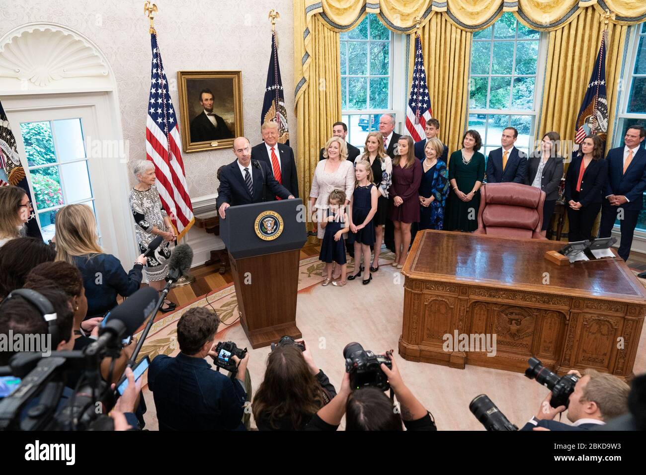 Il 30 settembre 2019, il presidente Donald Trump ha partecipato al giuramento cerimoniale di Eugene Scalia come Segretario del lavoro nell'Ufficio ovale della Casa Bianca. Foto Stock