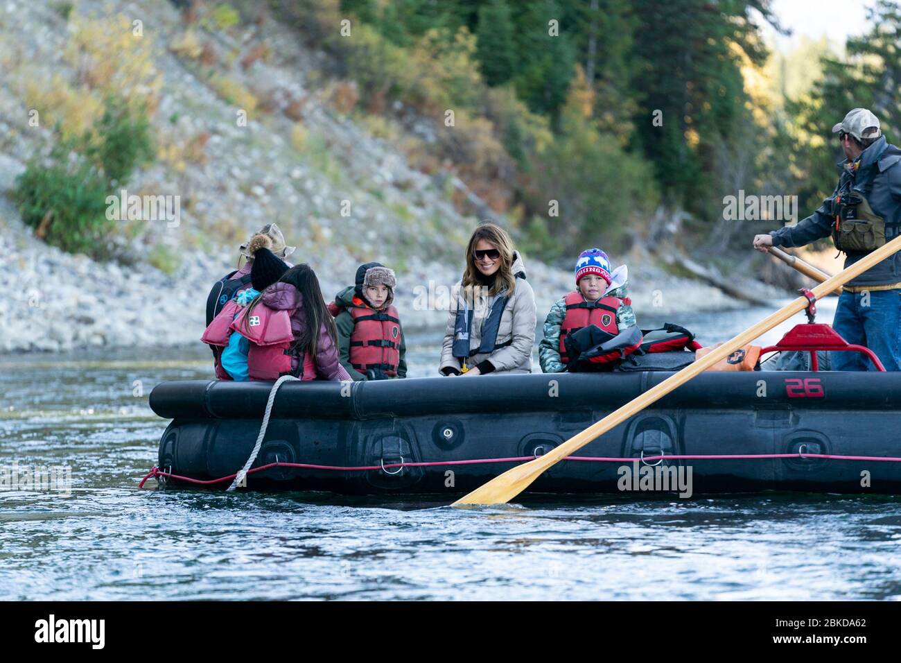 First Lady Melania Trump e studenti di quarta classe del distretto scolastico della contea di Teton partecipano a un tour in zattera del fiume Snake River Giovedi, 3 ottobre 2019, a Moose, Wyo.a. prima visita di First Lady Melania Trump nel Wyoming Foto Stock
