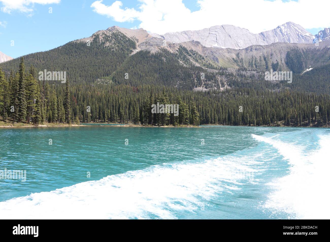 Lago Maligne, Jasper, Alberta, Canada, 05/25/2018. La splendida barca ritorna da una tranquilla isola di spirito, situata nel ghiacciaio formato Rocky Mountain val Foto Stock