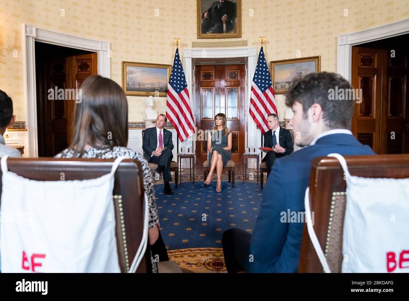 First Lady Melania Trump partecipa a una sessione di ascolto sull'impatto della giovinezza che si sta facendo strada con gli adolescenti della Truth Initiative, consulente senior del presidente Kellyanne Conway, segretario dei servizi sanitari e umani Alex Azar e responsabile marketing e strategia della Truth Initiative Eric Asche mercoledì 9 ottobre 2019, Nella Sala Blu della Casa Bianca. La signora Trump incontra la Truth Initiative Foto Stock