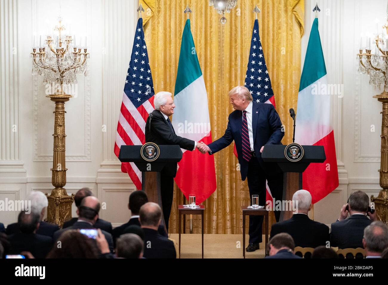 Il Presidente Trump ha incontrato il Presidente della Repubblica Italiana a Washington, D.C., discutendo delle relazioni USA-Italia e della cooperazione bilaterale durante i loro colloqui diplomatici. Foto Stock