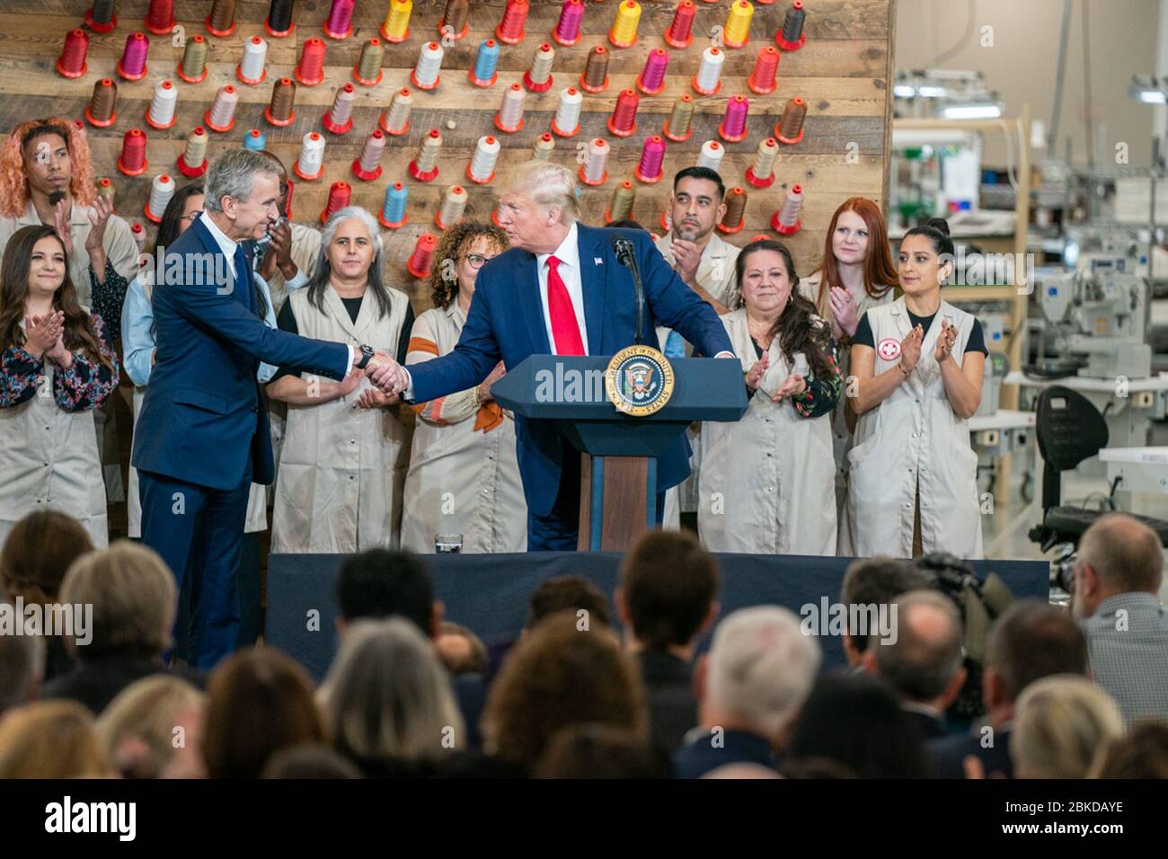 Il presidente Donald J. Trump si scrolla le mani con Bernard Arnault, CEO dei dipendenti LVMH Moet Hennessy e Louis Vuitton, congratulandosi con Arnault alla cerimonia del taglio del nastro Giovedì 17 ottobre 2019, al Louis Vuitton Workshop-Rochambeau di Alvarado, Texas. Il Presidente Trump visita il Louis Vuitton Workshop - Rochambeau Foto Stock