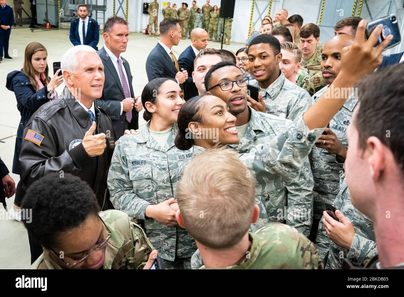 Il 17 ottobre 2019, il vicepresidente Mike Pence visitò le truppe militari statunitensi presso la base aerea di Ramstein in Germania per discutere la preparazione delle truppe e il morale. Foto Stock