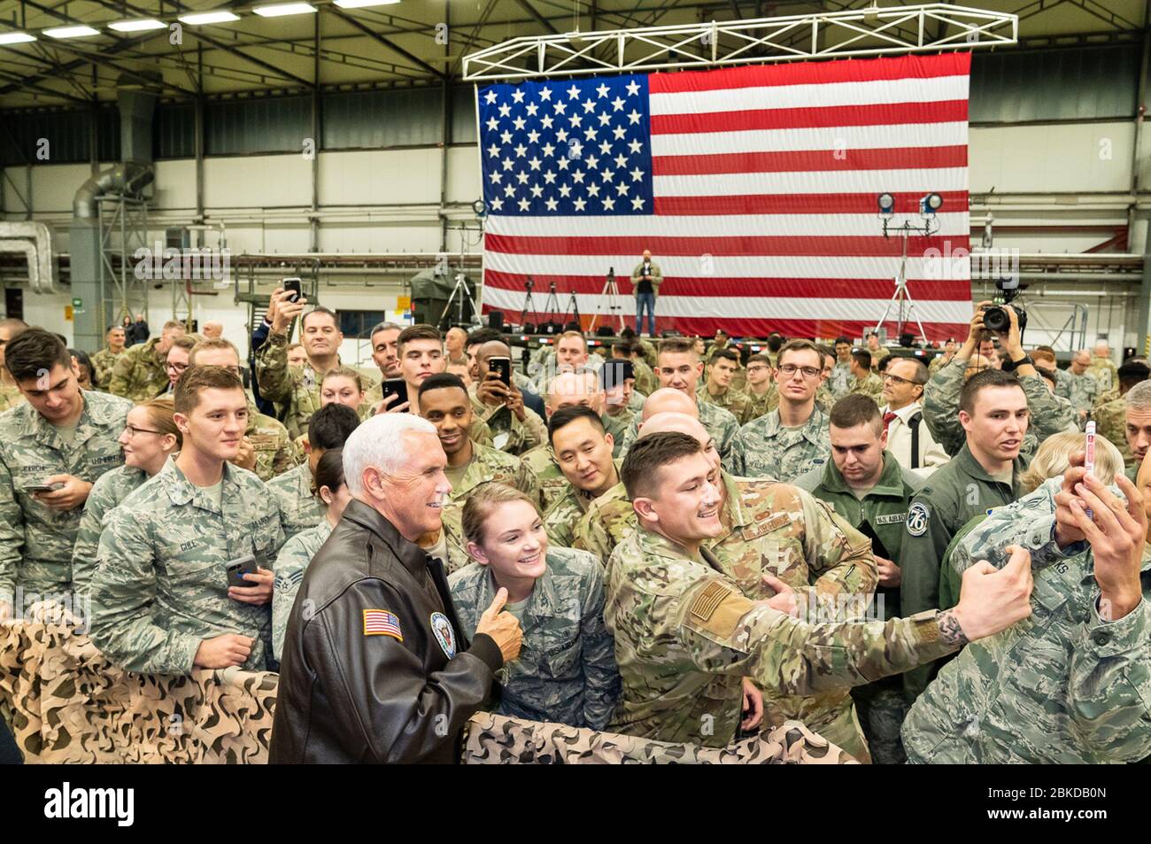 Il 17 ottobre 2019, il vicepresidente Mike Pence visitò il personale militare della base aerea di Ramstein in Germania, incontrando le truppe statunitensi e mostrando supporto per il loro servizio. Foto Stock