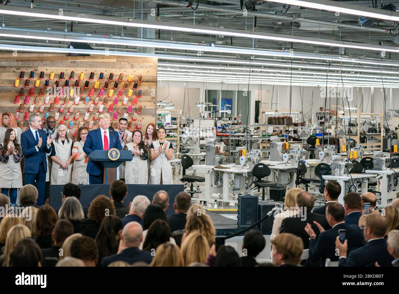 Il Presidente Donald J. Trump, Unito da Bernard Arnault, CEO dei dipendenti LVMH Moet Hennessy e Louis Vuitton, risponde alle sue osservazioni alla cerimonia del taglio del nastro Giovedì 17 ottobre 2019, al Louis Vuitton Workshop-Rochambeau di Alvarado, Texas. Il Presidente Trump visita il Louis Vuitton Workshop - Rochambeau Foto Stock