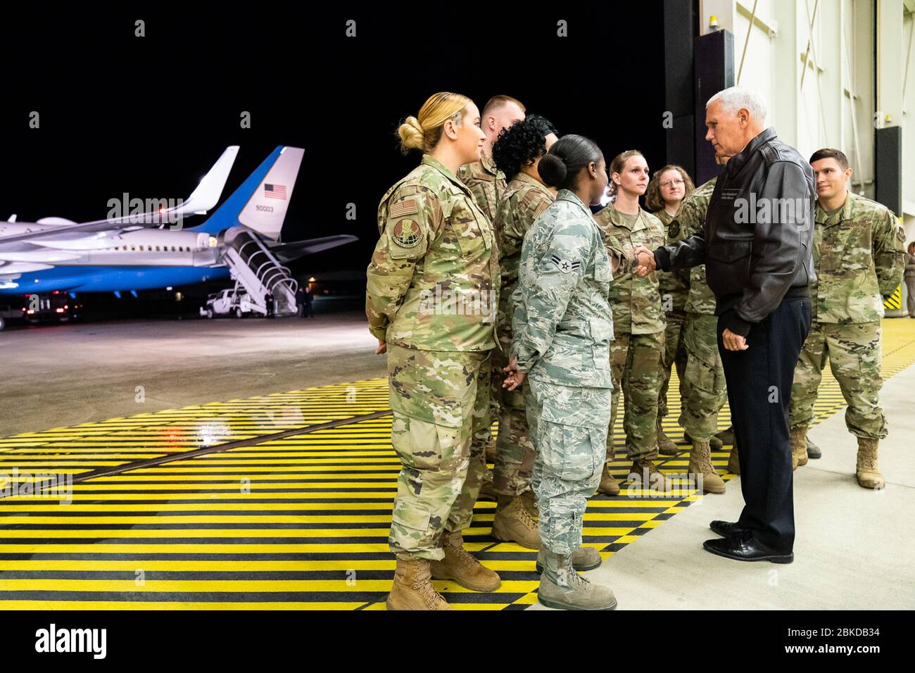 Il 17 ottobre 2019, il vicepresidente Mike Pence visitò le truppe militari della base aerea di Ramstein in Germania. La visita è stata parte di uno sforzo per coinvolgere i membri del servizio di stanza all'estero ed evidenziare la presenza militare degli Stati Uniti in Europa. Foto Stock