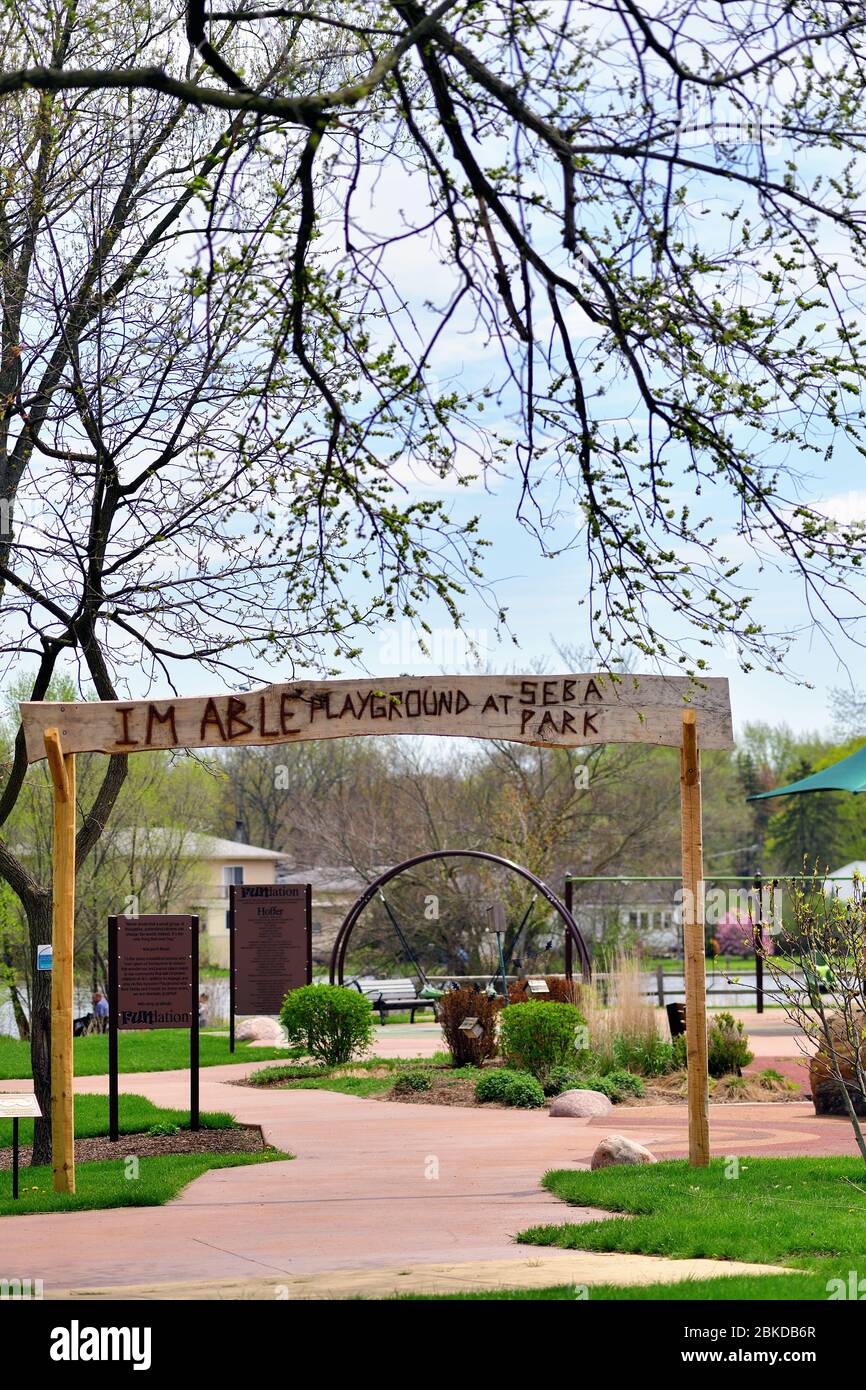 South Elgin, Illinois, Stati Uniti. Un parco giochi vuoto sottolinea la chiusura di alcuni componenti selezionati dell'area da chiudere. Foto Stock South Elgin, Illinois, Stati Uniti. Un parco giochi vuoto sottolinea la chiusura di alcuni componenti selezionati dell'area da chiudere. Foto Stock
