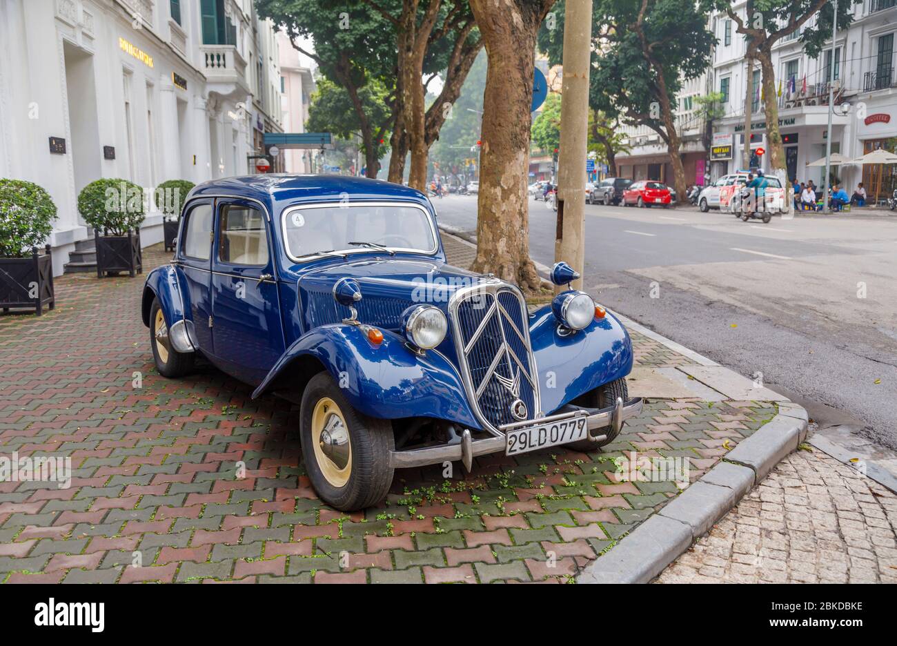 Auto classica Citroen Traction Avant 15 vintage, parcheggiata sul marciapiede all'esterno dell'hotel Sofitel Legend Metropole Hanoi, Hanoi, Vietnam del nord Foto Stock
