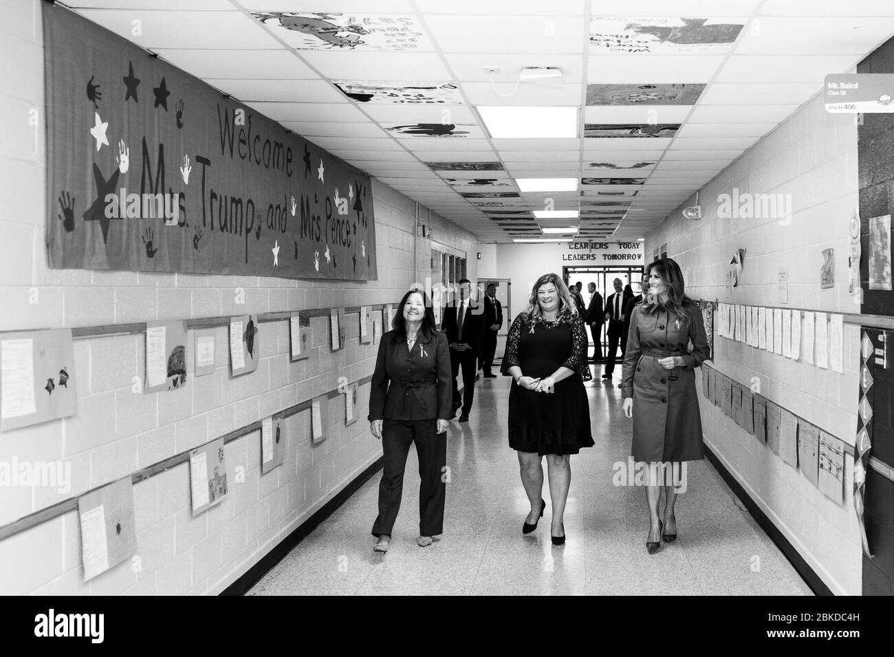 First Lady Melania Trump e Second Lady Karen Pence arrivano alla scuola elementare degli agnelli a North Charleston, S.C. Mercoledì, 30 ottobre 2019, e sono accolti da agnelli Interim School Principal Jaimie McCarthy. First Lady Melania Trump e Second Lady Karen Pence nel South Carolina Foto Stock