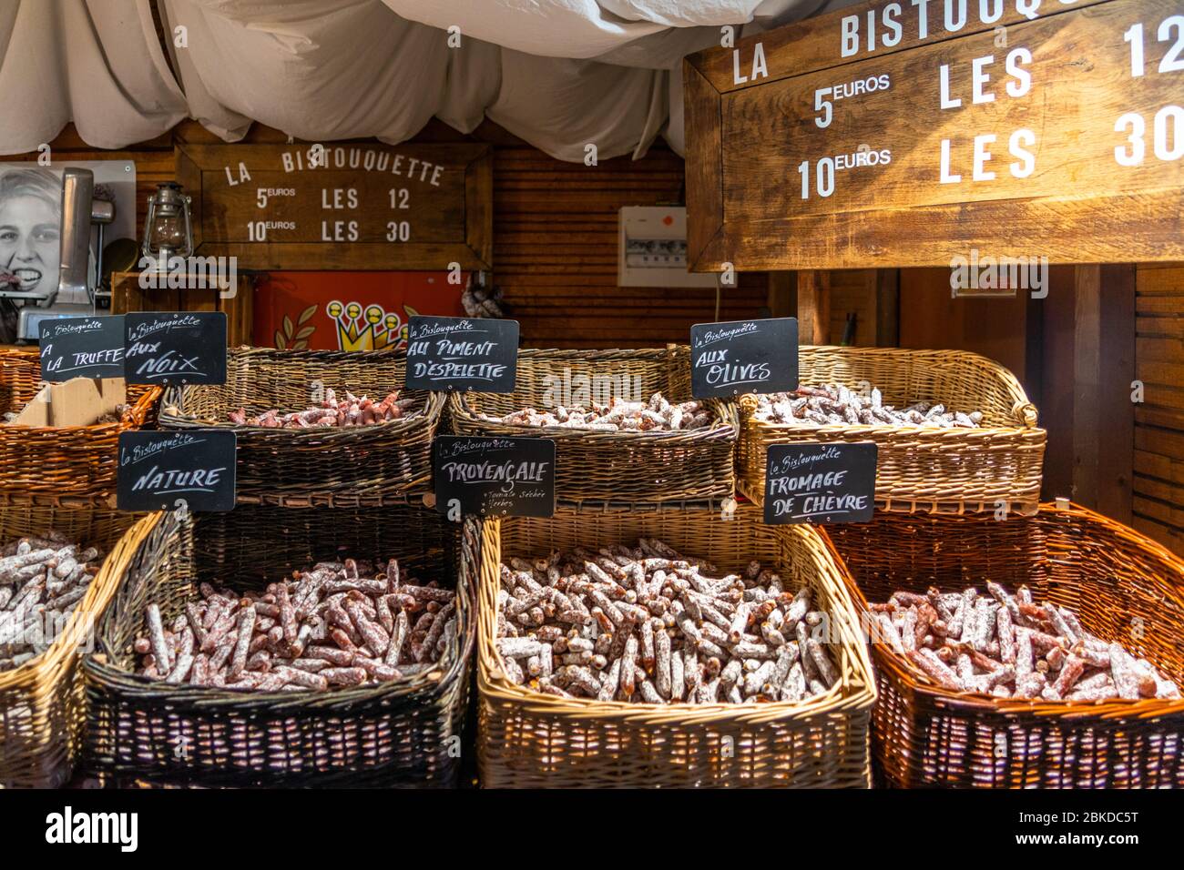 Marsiglia, Francia, 1 gennaio 2020 – Stall vende il tipico salame secco francese al mercatino di Natale di Marsiglia Foto Stock